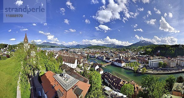 Blick auf das historische Zentrum und den Fluss Reuss  Luzern  Kanton Luzern  Schweiz  Europa