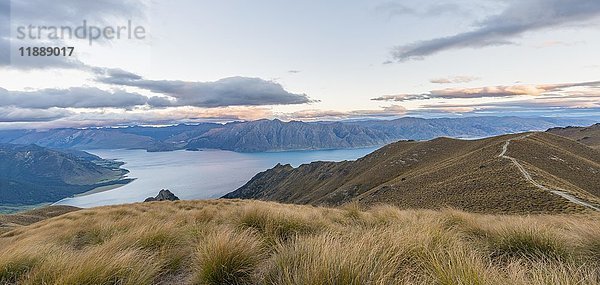 Sonne scheint  See umgeben von Bergen  Lake Hawea  Blick vom Isthmus Peak  Otago  Südinsel  Neuseeland  Ozeanien