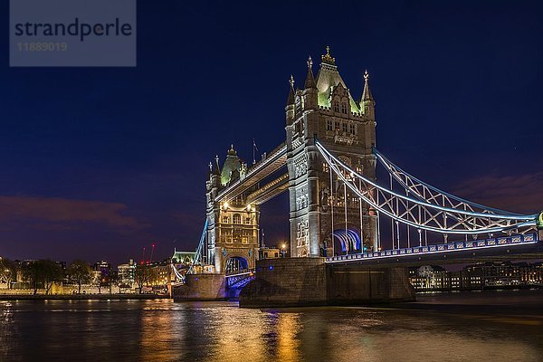 Beleuchtete Tower Bridge über die Themse  Nachtszene  London  England  Vereinigtes Königreich  Europa