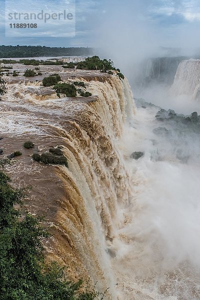Iguazú-Fälle  Iguazú-Fluss  Grenze zwischen Brasilien und Argentinien  Foz do Iguaçu  Paraná  Brasilien  Südamerika
