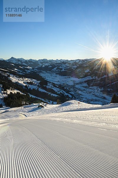 Frisch präparierte Skipiste mit Sonnenschein  Morgensonne  Blick auf das Brixental  Skiwelt Wilder Kaiser-Brixental  Hochbrixen  Brixen im Thale  Tirol  Österreich  Europa