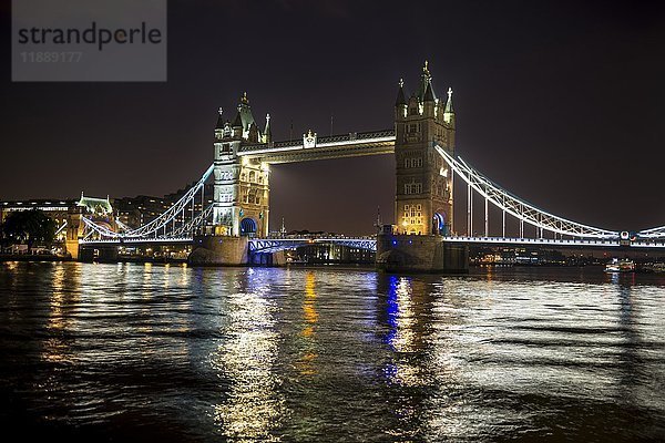 Beleuchtete Tower Bridge  Nachtaufnahme  London  England  Vereinigtes Königreich  Europa