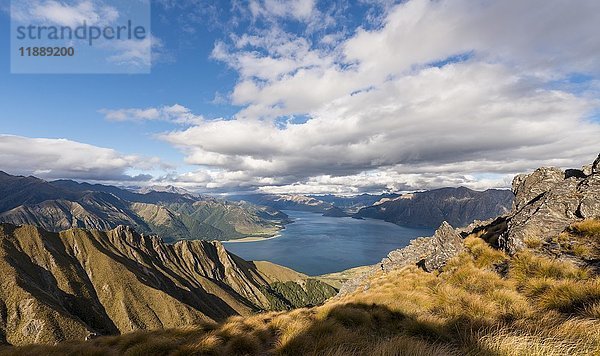 Blick auf See in Berglandschaft  zerklüftete Landschaft  Lake Hawea  Otago  Südinsel  Neuseeland  Ozeanien