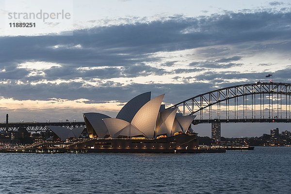 Circular Quay und The Rocks in der Abenddämmerung  Skyline mit Sydney Opera House  Oper  im Hintergrund Finanzviertel  Bankenviertel  Sydney  New South Wales  Australien  Ozeanien