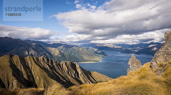 Blick auf See in Berglandschaft  zerklüftete Landschaft  Lake Hawea  Otago  Südinsel  Neuseeland  Ozeanien