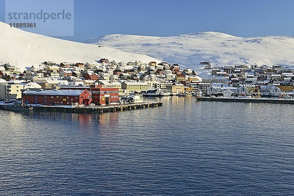 Stadtbild mit verschneiten Bergen  Honningsvåg  Insel Magerøya  Finnmark  Norwegen  Europa