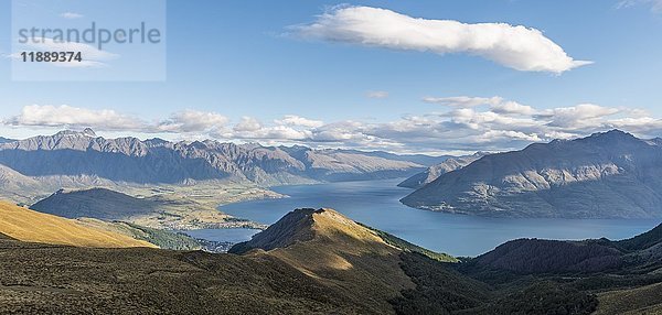 Blick auf den Lake Wakatipu und die Bergkette The Remarkables  Ben Lomond  Südliche Alpen  Otago  Südinsel  Neuseeland  Ozeanien