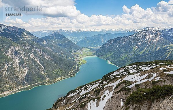 Blick auf den Achensee und den verschneiten Alpenhauptkamm  Frühling  Tirol  Österreich  Europa