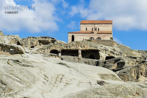 Christliche Fürstenbasilika aus dem 10. Jahrhundert mit Blick auf die Höhlenstadt Uplistsikhe  die Festung des Herrn  Gori  Bezirk Shida Kartli  Georgien  Asien