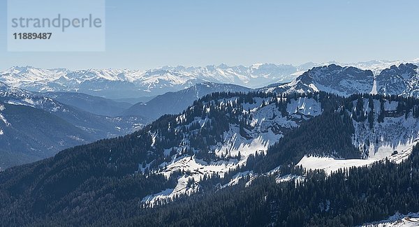 Blick vom Brecherspitz auf verschneite Voralpen  hinterer Alpenhauptkamm  Schliersee  Oberbayern  Bayern  Deutschland  Europa