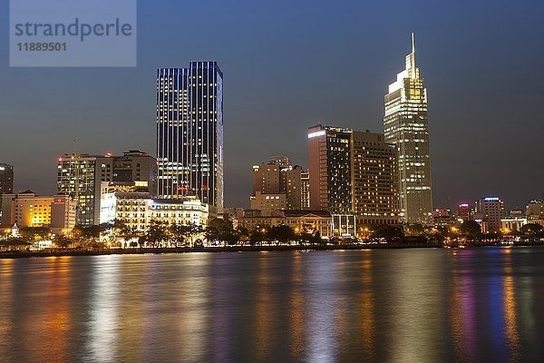 Skyline Saigon  Innenstadt mit Bitexo Tower  Bezirk 1  Abenddämmerung  Ho Chi Minh Stadt  Vietnam  Asien