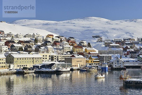 Hafen mit schneebedeckten Bergen  Honningsvåg  Insel Magerøya  Finnmark  Norwegen  Europa