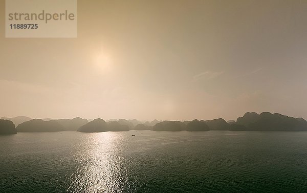 Kalkstein-Karstformationen bei Sonnenuntergang  Lan Ha Bay  Cat Ba Island  Vietnam  Asien