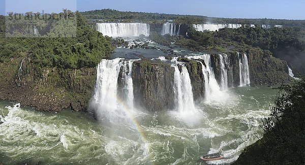 Blick auf die Iguazu-Fälle von der brasilianischen Seite  Foz do Iguacu  Bundesstaat Parana  Brasilien  Südamerika
