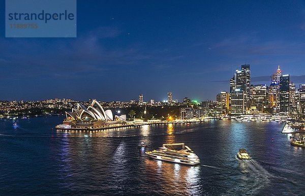 Circular Quay und The Rocks bei Nacht  Skyline mit Sydney Opera House  Oper  Finanzviertel  Bankenviertel  Sydney  New South Wales  Australien  Ozeanien