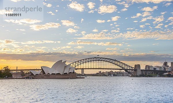 Circular Quay und The Rocks in der Abenddämmerung  Skyline mit Sydney Opera House  Harbor Bridge  Opera  Financial District  Banking District  Sydney  New South Wales  Australien  Ozeanien