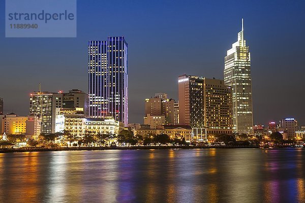 Skyline Saigon  Innenstadt mit Bitexo Tower  Bezirk 1  Abenddämmerung  Ho Chi Minh Stadt  Vietnam  Asien