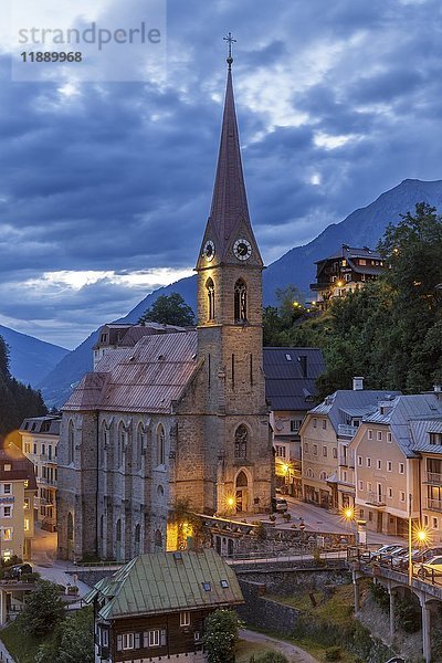 Preimkirche in der Abenddämmerung  Bad Gastein  Gasteiner Tal  Salzburg  Österreich  Europa