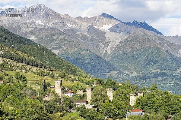 Traditionelle svanetische Türme im Shkhara-Gebirge  Dorf Legeri  Mestia  Region Svaneti  Georgien  Asien