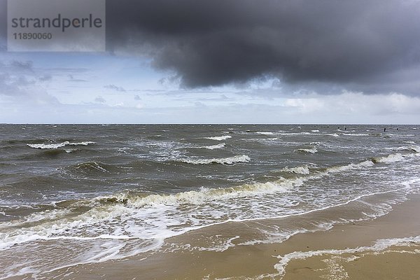 Dunkle Wolken über der Nordsee  Nationalpark Niedersächsisches Wattenmeer  Cuxhaven  Niedersachsen  Deutschland  Europa