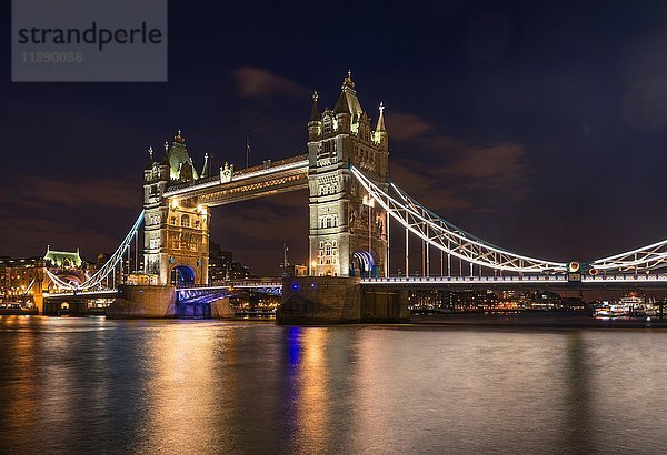 Beleuchtete Tower Bridge bei Nacht  Wasserspiegelung  Southwark  London  England  Vereinigtes Königreich  Europa
