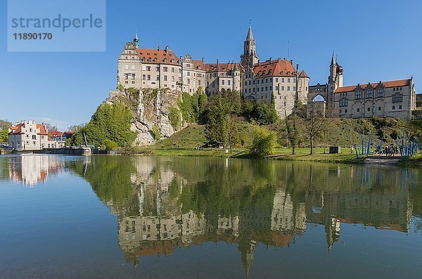 Schloss Sigmaringen mit Spiegelung in der Donau  Sigmaringen  Baden-Württemberg  Deutschland  Europa