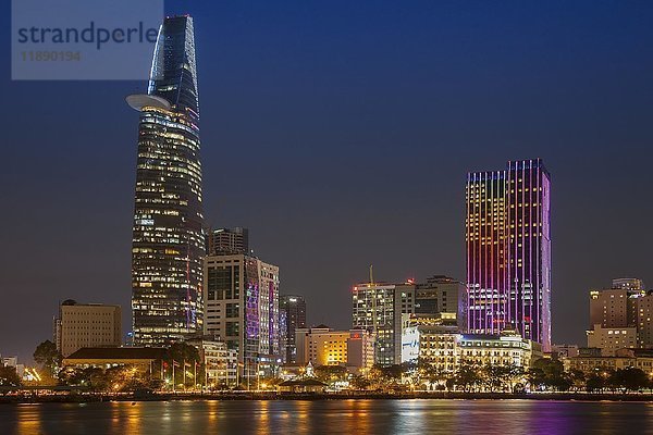 Skyline Saigon  Innenstadt mit Bitexo Tower  Bezirk 1  Abenddämmerung  Ho Chi Minh Stadt  Vietnam  Asien