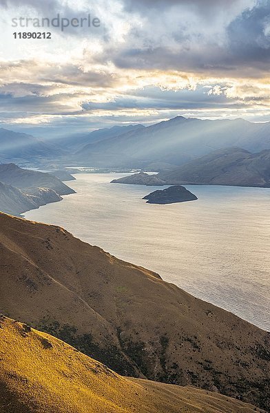 Sonnenuntergang  dramatische Atmosphäre  Lake Wanaka und Berge  Blick vom Isthmus Peak Track  Otago  Südinsel  Neuseeland  Ozeanien