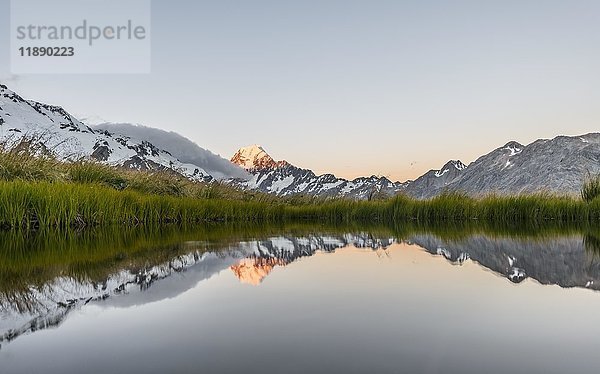 Sonnenuntergang  Spiegelung im Bergsee  Mount Cook  Sealy Tarns Track  Hooker Valley  Mount Cook National Park  Südliche Alpen  Canterbury  Südinsel  Neuseeland  Ozeanien