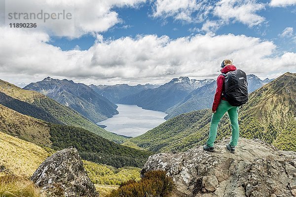 Wanderin mit Blick auf den South Fiord des Lake Te Anau  im Hintergrund die Southern Alps  Kepler Tack  Fiordland National Park  Southland  Neuseeland  Ozeanien