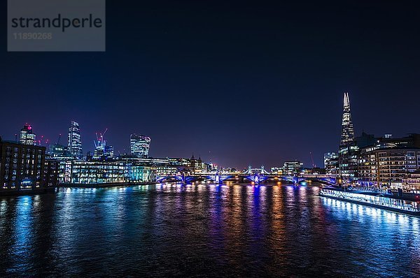 Skyline mit Southwark Bridge  The Shard und City of London  bei Nacht  Themse  Wasserspiegelung  London  Vereinigtes Königreich  Europa