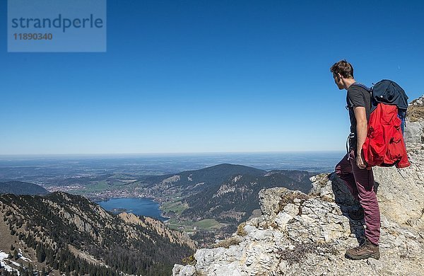 Wanderer auf Grat  Wanderweg zur Brecherspitz  Schliersee  Oberbayern  Bayern  Deutschland  Europa