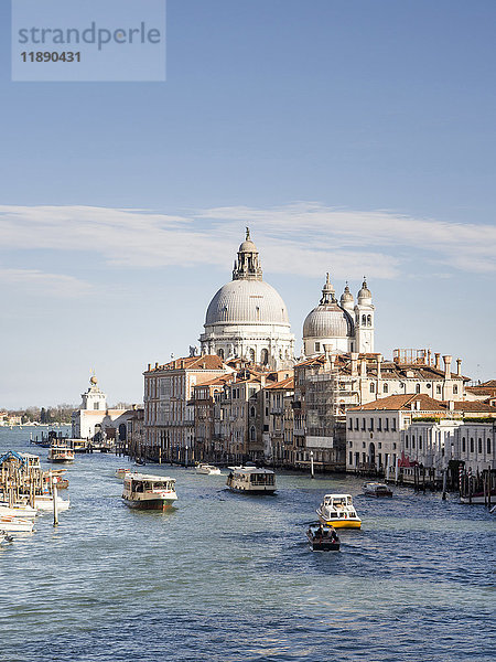 Italien  Venedig  Blick auf den Canal Grande und die Kirche Santa Maria della Salute von der Ponte dell'Accademia aus gesehen.
