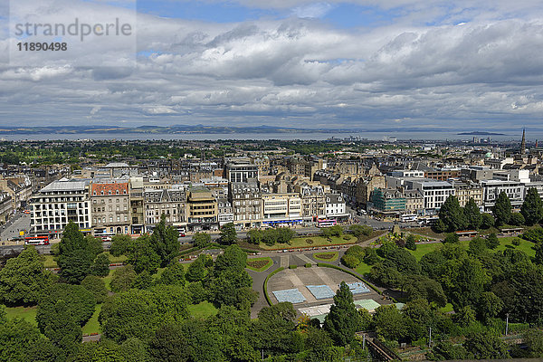 UK  Schottland  Edinburgh  Blick von Edinburgh Castle auf die Stadt