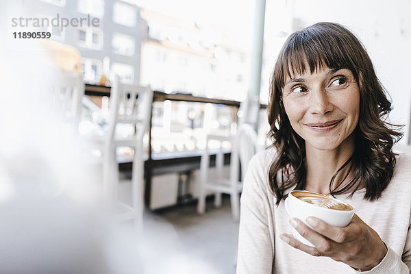 Frau im Café  Kaffeetrinken