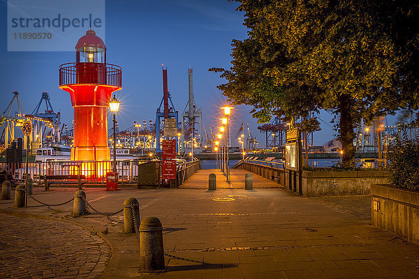 Deutschland  Hamburg  Oevelgoenne  Blick auf den Hafen bei Nacht