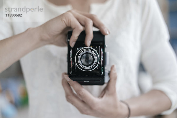 Frauenhände mit Vintage-Kamera