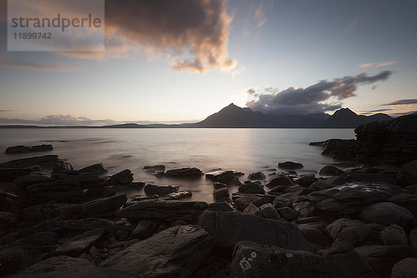 UK  Schottland  Isle of Skye  Strand von Elgol bei Sonnenuntergang