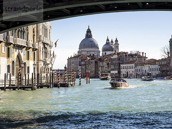 Italien  Venedig  Canal Grande und Santa Maria della Salute Kirche vom Boot aus gesehen