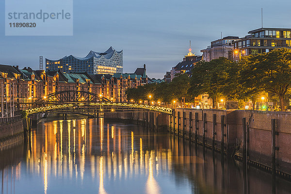 Deutschland  Hamburg  Blick auf Zollkanal und alte Speicherstadt mit Elbphilharmonie im Hintergrund
