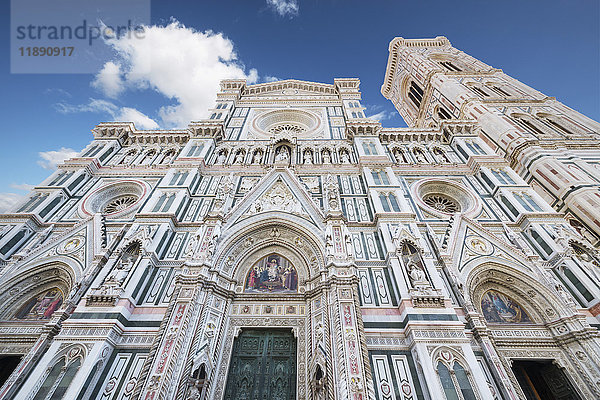 Italien  Florenz  Blick auf die Basilika Santa Maria del Fiore und Campanile di Giotto von unten