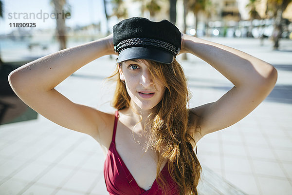 Portrait einer jungen Frau mit Bikini und Mütze