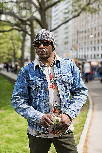 USA  New York City  Manhattan  Portrait eines stilvollen Mannes mit Wollmütze und Sonnenbrille