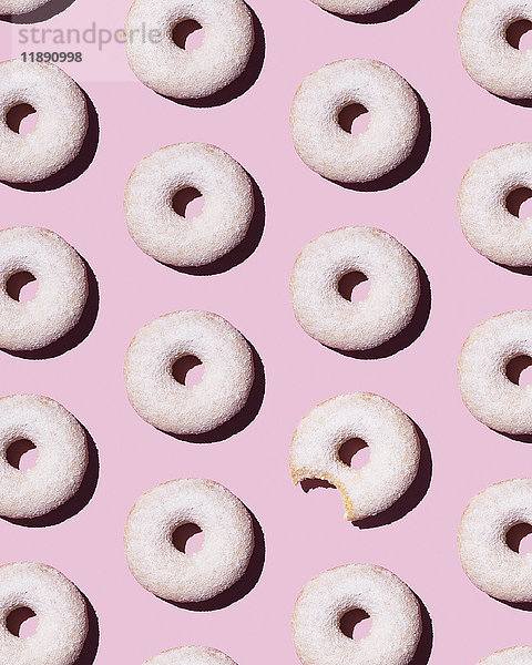 Doughnuts auf rosa Hintergrund