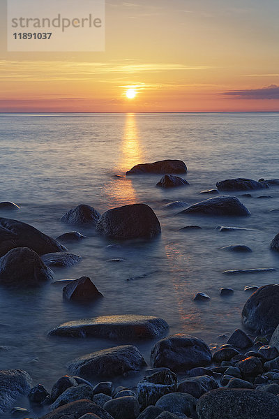 Deutschland  Rügen  Sassnitz  Sonnenuntergang über der Ostsee
