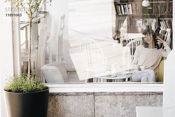 Frau im Café  Kaffeetrinken