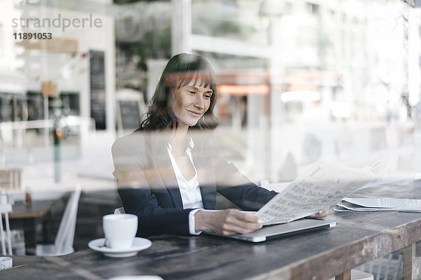 Geschäftsfrau im Café  Zeitung lesen