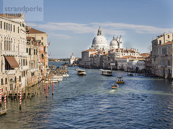 Italien  Venedig  Blick auf den Canal Grande und die Kirche Santa Maria della Salute von der Ponte dell'Accademia aus gesehen.