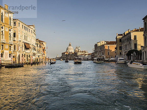 Italien  Venedig  Blick auf den Canal Grande und die Kirche Santa Maria della Salute vom Boot aus gesehen.