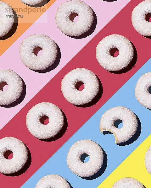 Doughnuts auf farbigem Hintergrund